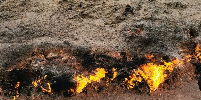 🔥 Discover the Eternal Flames of Yanar Dag, Azerbaijan! 🔥