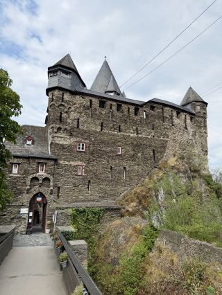 ☕🏰 歴史を感じさせる隠れた絶景スポット：美しいハルブルント塔を発見しよう✨