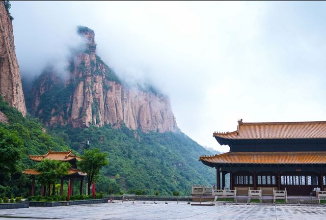 壺山溫泉旅遊度假區坐落於青山綠水之間，海拔在1000米以上，常年綠意籠罩