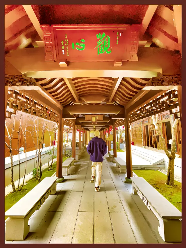 The landmark light of the magic city falls on your face, and the new life immediately has hope