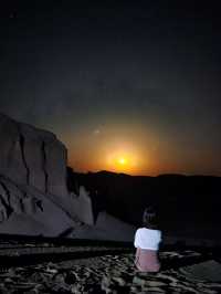 來無人區盧特沙漠看滿天繁星與月亮初升