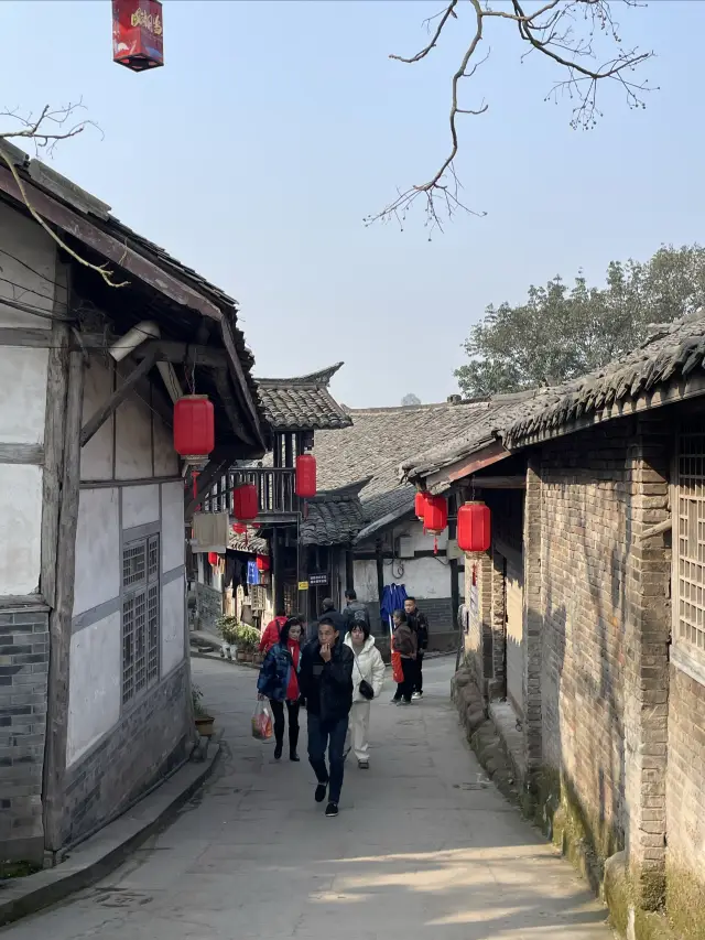 The first stop of Zigong one-day tour is Xianshi Ancient Town!