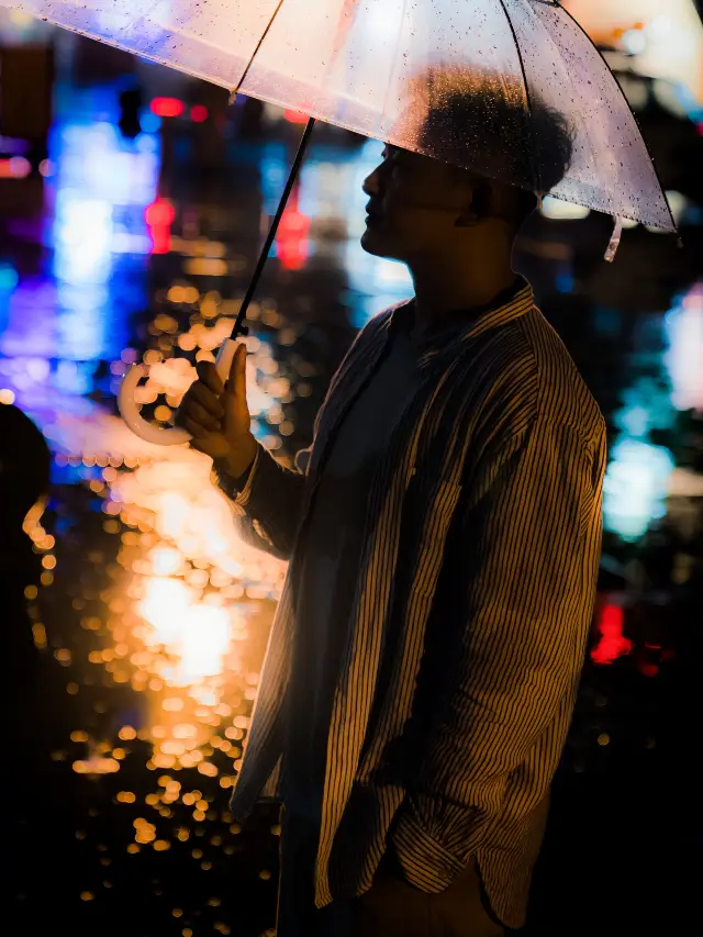 A person's National Day rainy night romance at Chongqing People's Auditorium