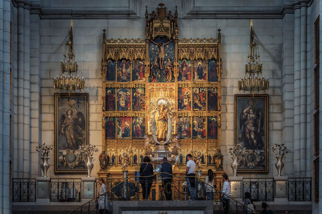 The only papally consecrated church in Spain: Madrid's Almudena Cathedral 🇪🇸