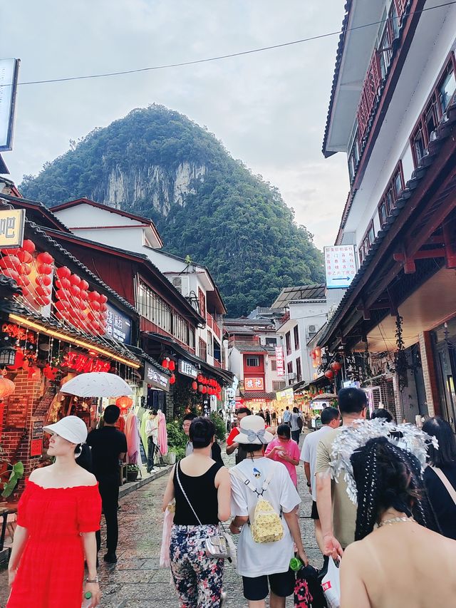 阳朔縣是中國廣西壯族自治區桂林市轄下的縣，位於漓江西岸，距離桂林市區65公里。阳朔以其獨特的自然風光而聞名,被譽為"桂林山水甲天下,阳朔堪稱甲桂林",這高度概括了阳朔自然風光在世界上所佔有的重要位置。阳朔的自然風光可以用四個詞形容:"山青、水秀、峰奇、洞巧"。