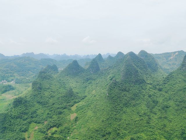 阳朔縣是中國廣西壯族自治區桂林市轄下的縣，位於漓江西岸，距離桂林市區65公里。阳朔以其獨特的自然風光而聞名,被譽為"桂林山水甲天下,阳朔堪稱甲桂林",這高度概括了阳朔自然風光在世界上所佔有的重要位置。阳朔的自然風光可以用四個詞形容:"山青、水秀、峰奇、洞巧"。