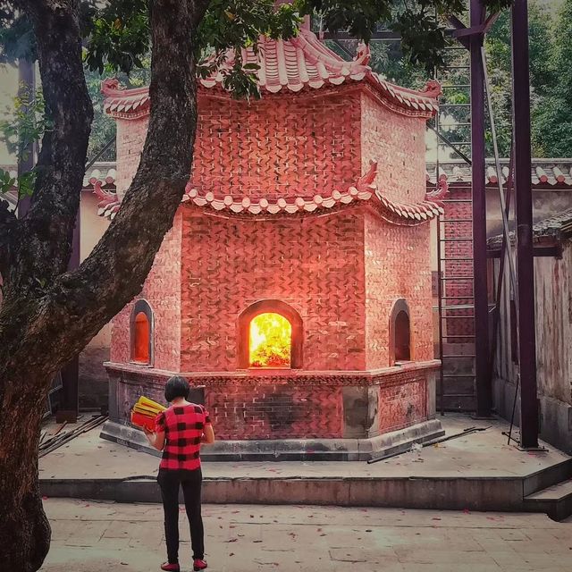 千年佛光照耀泉州：探索開元寺的歷史與傳說。