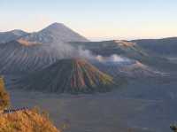 包車遊覽布羅莫火山，開啓探索之旅