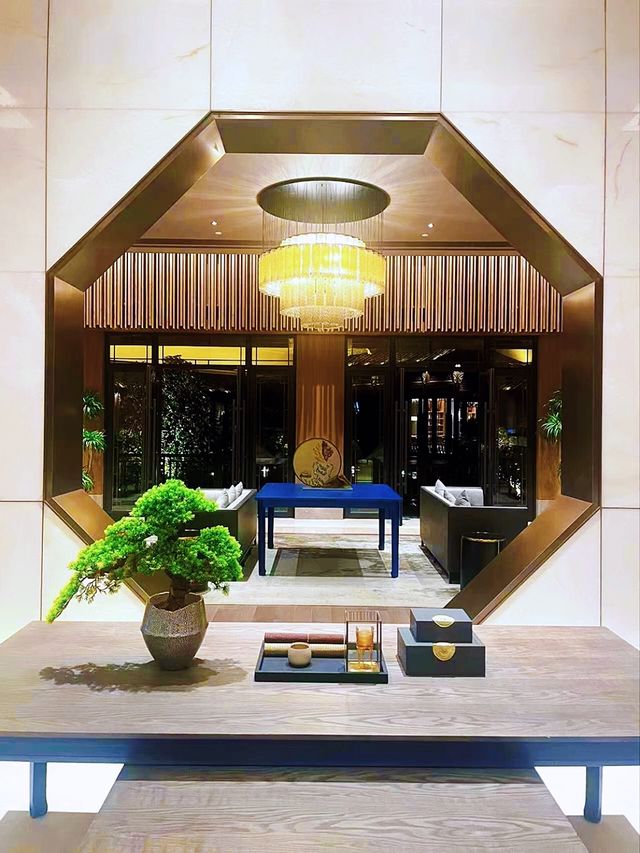喧鬧景區中的寧靜處所：濮錦大酒店。