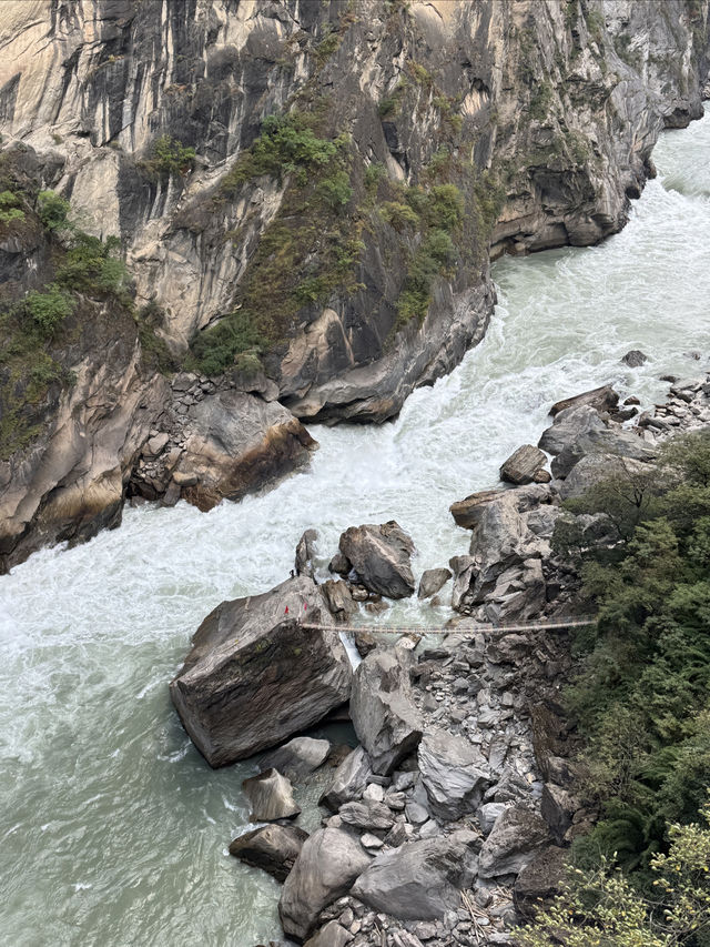 雲南｜虎跳峽峽谷徒步精華路段—— 一線天。