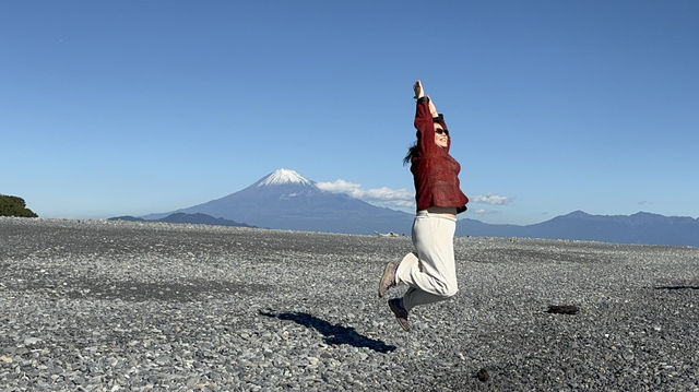 黑沙灘上遙望富士山