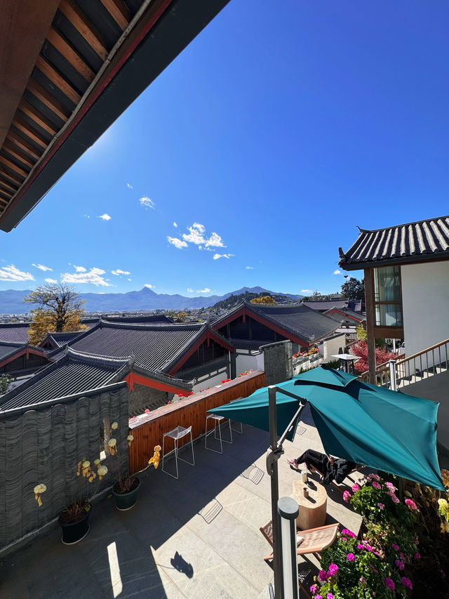 俯瞰麗江古城，這家酒店觀景位真的絕！