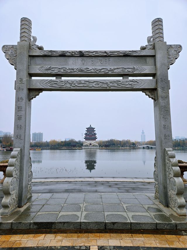 南池荷淨 李杜攜遊