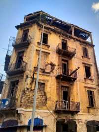 Beirut: A Walk Through History Amidst the Ruins 🏙️💔