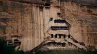 馬蹄寺「千年馬蹄寺，聲聲佛子吟。」