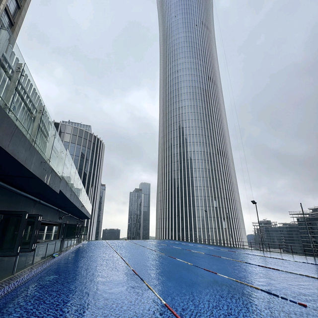 🌊深圳最美無邊泳池封神現場！高空俯瞰深圳灣夜景美到窒息！