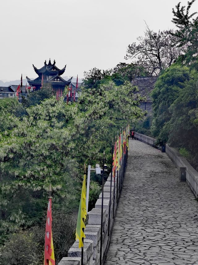青巖古鎮：黔中腹地的石頭史詩