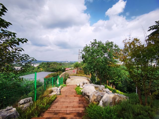 雨過天晴的自貢鳶山公園 雨過天晴的自貢鳶山公園