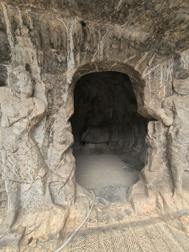 伊闕山水，龍門石窟