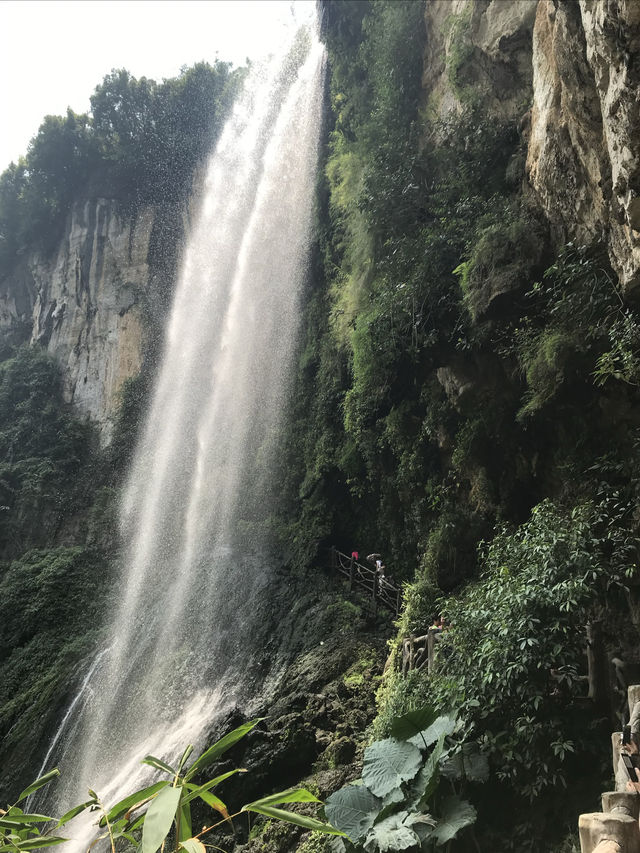 興義必打卡！穿越地球裂縫的瀑布仙境！   交通出行 地址：貴州省黔西南布依族苗族自治州興