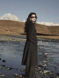 在雪山的凝視下,感受生命的奔放與靈性