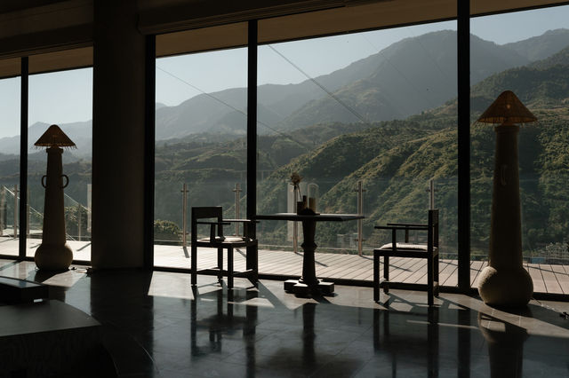 即將新開！推開窗就是高黎貢山！睡在怒江大峽谷懸崖上的酒店