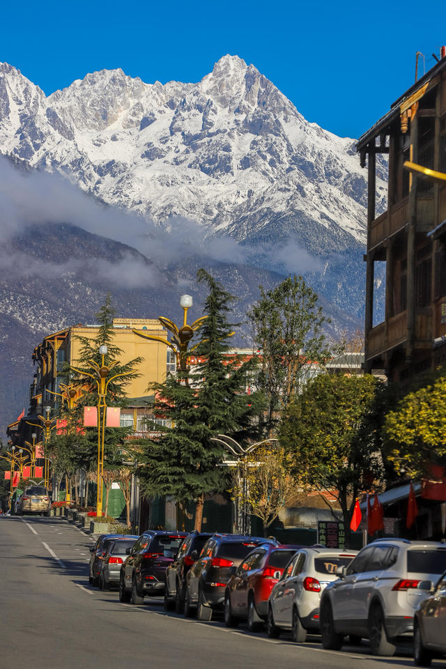 秋末初冬的海螺溝,是雪與金黃交織的雙重浪漫 原來季節的交界,可以這麼好看。 冬日的海螺溝是銀裝 秋末初冬的海螺溝,是雪與金黃交織的雙重浪漫 原來季節的交界,可以這麼好看。 冬日的海螺溝是銀裝