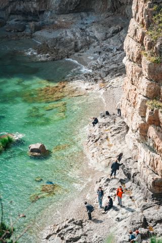 In Dalian! Discover the "Jelly Sea" nestled between mountains and sea, framed by cliffs