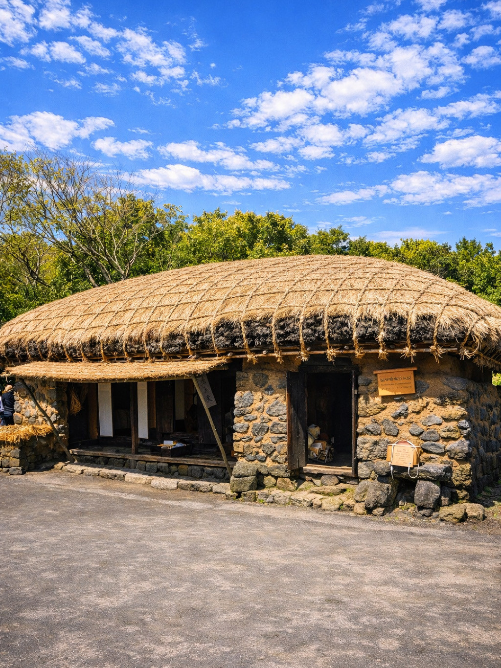 濟州民俗村傳統火山石牆與茅草屋真實照片
