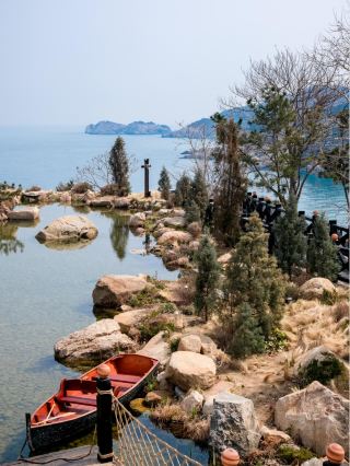 A Visit to the Cat Cafe in Kanas Snow Mountain