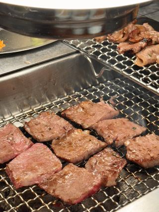 It's one of the best in the entire Shanghai Korean food scene ☝️
➿ A hidden Korean bistro in Xintiandi with major K-drama vibes 🍺
Open until midnight 🔚 A gathering spot for BBQ 🍖 and drinks 🍻
Features a Seoul-style corridor that looks just like the one from the Running Man name tag ripping game...
The only downside is that it's a bit hard to find ☝️
I circled around downstairs a few times before finding the elevator 🛗 Luckily, it was delicious!