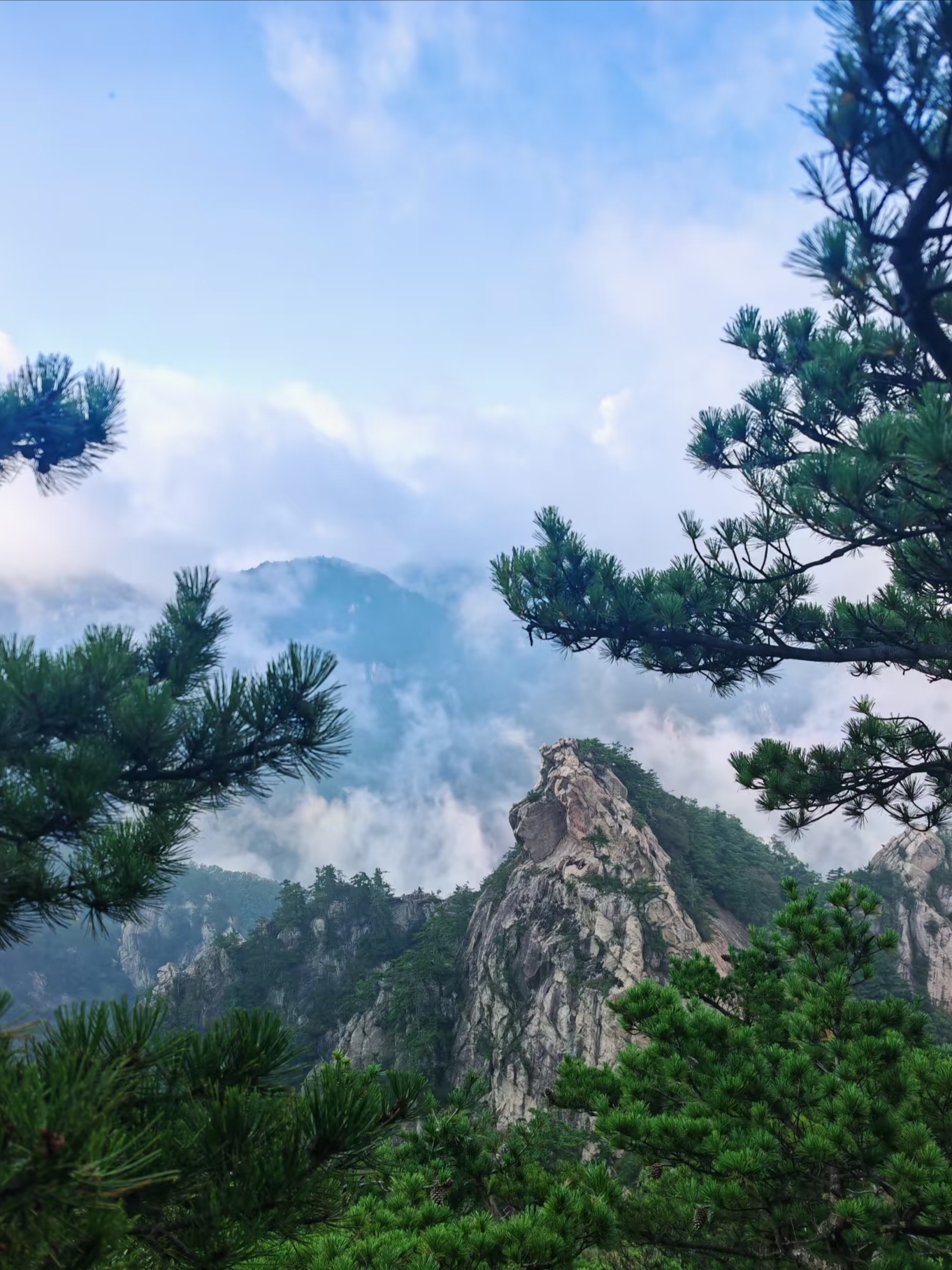 伏牛藏堯山，雲海攬千山