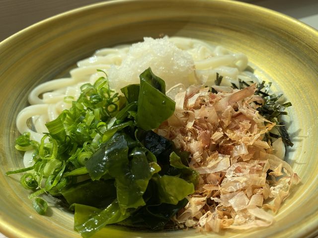 福岡空港。保安検査場内グルメ『あご出汁 うどん こがね丸』