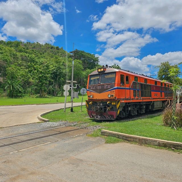 นอนรีสอร์ท บรรยากาศดี ติดแม่น้ำ มีรถไฟวิ่งผ่าน🚂🚃