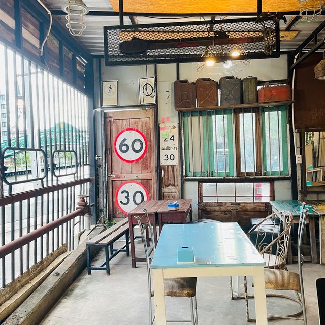 Area 53 ร้านวินเทจริมคลอง