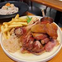 【休閒抵食西餐廳.蜜糖燒豬手🍖】