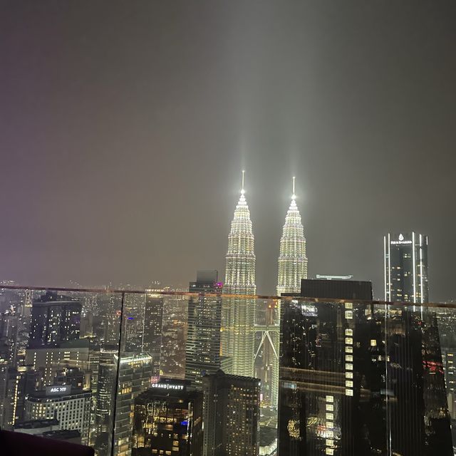 マレーシアで1番高いルーフトップバーvertigo ツインタワーを眺める絶景バー