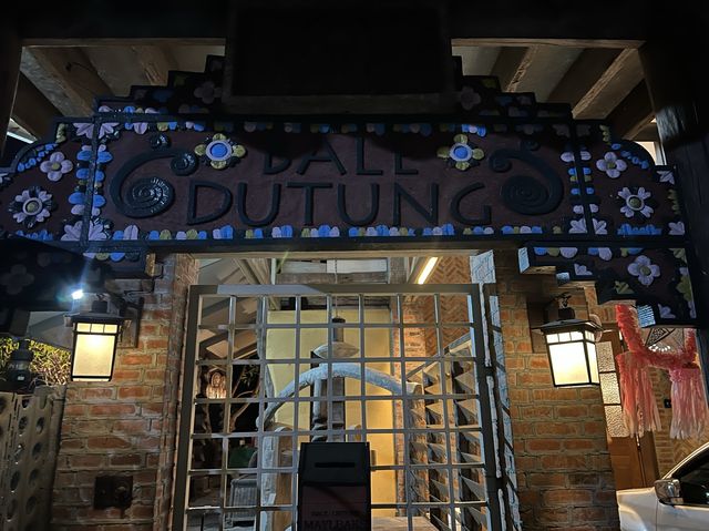 World’s Famous Bale Dutung