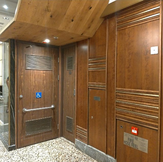 面對港澳碼頭的一梯兩伙懷舊酒店