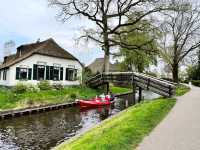 🚤 Exploring the Charming Canals of Giethoorn