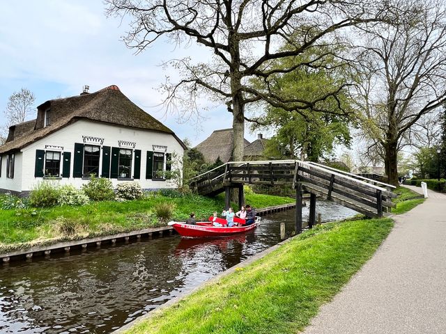 🚤 Exploring the Charming Canals of Giethoorn