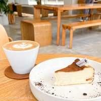 【香港大學站｜純白色Pet-friendly Cafe 想搵個地方做下嘢嘅可以考慮下呢度～】