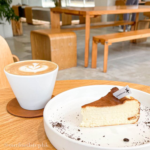 【香港大學站｜純白色Pet-friendly Cafe 想搵個地方做下嘢嘅可以考慮下呢度～】