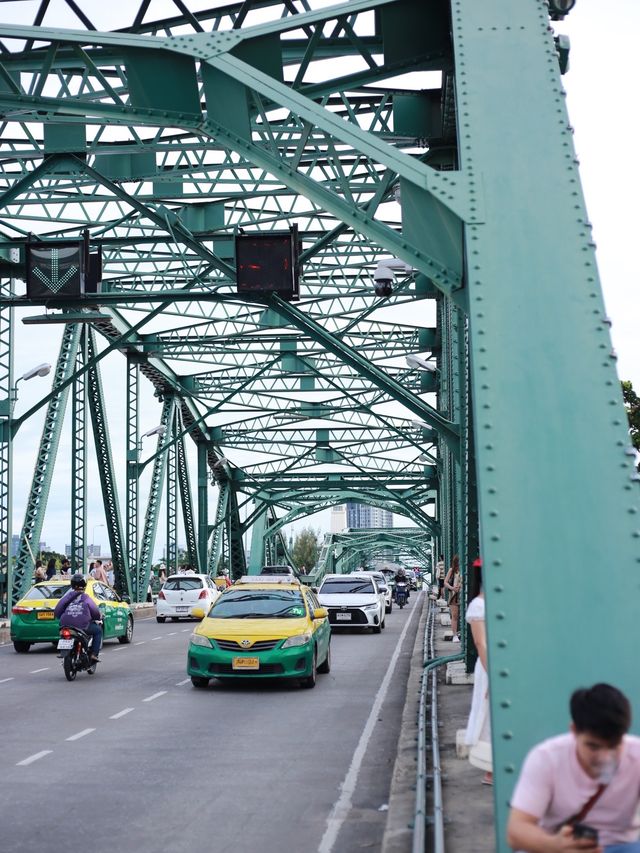 ปากคลองตลาด สะพานเขียว หรือ สะพานพุทธ