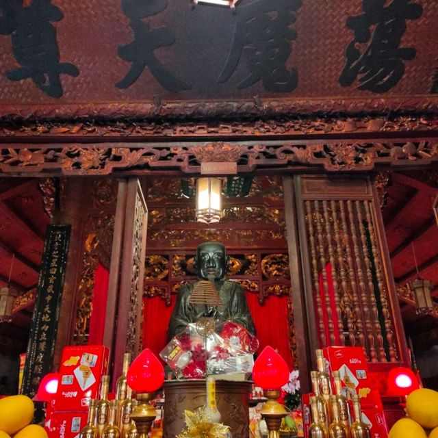 🇻🇳ベトナム ハノイ "クアンタン寺(鎮国寺)" 厳かな寺、重厚感ある4トンの銅像が特徴的