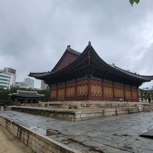 Grand Palace right in Seoul 