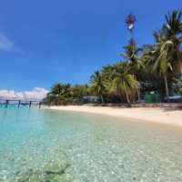 CRSYTAL CLEAR WATER WITH CORAL REEF