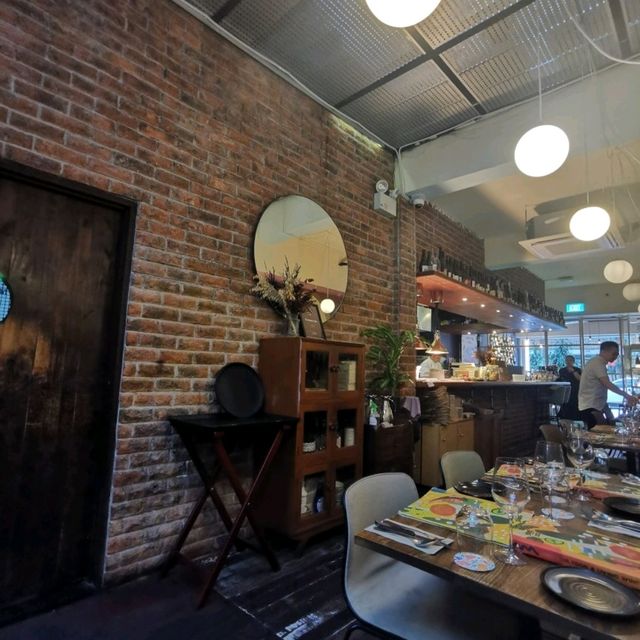 lovely restaurant in iconic neighbourhood