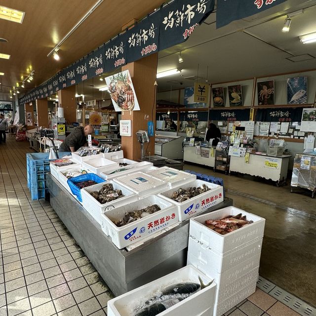 酒田海鮮市場：時令海鮮丼屋，菜單豐富