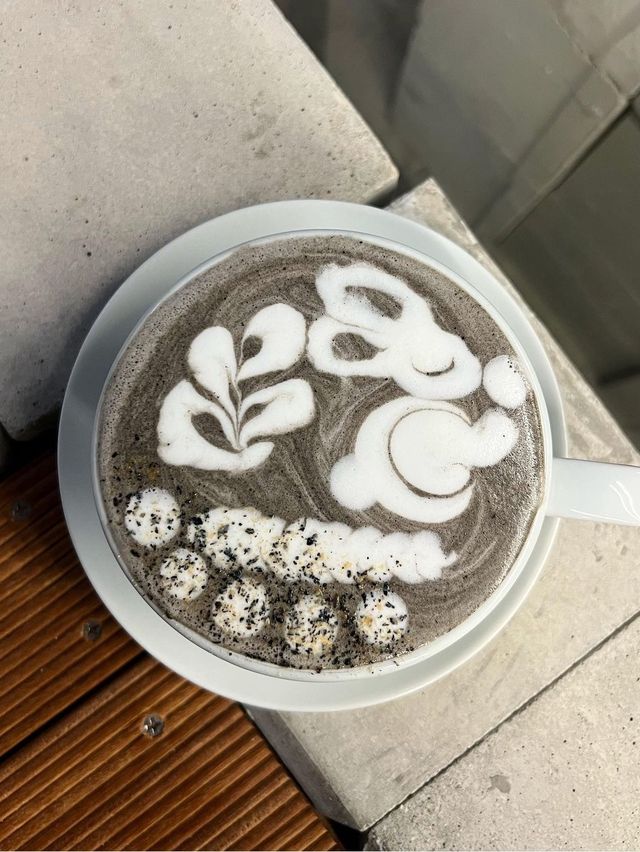【福岡カフェ】毎月変わる限定スイーツはもちろん、ラテアートにも大注目